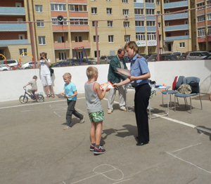 Инспектор ГИБДД проэкзаменовал юных рязанцев